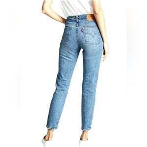 NWT Levi's Women's Medium Wash Wedgie Denim Jeans Tapered Leg Size 24 High Rise